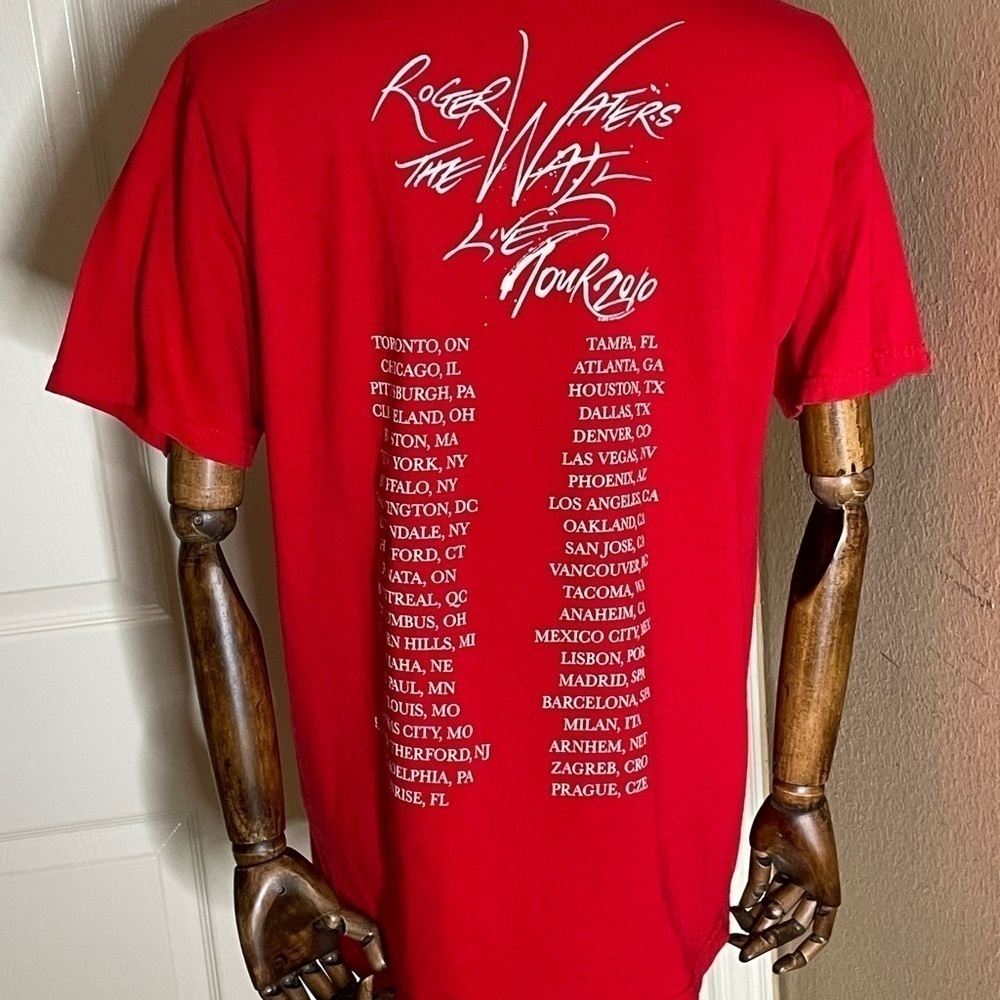 Roger Waters The Wall Live Tour 2010 "Trust Us" T-Shirt Red • Large - Picture 5 of 12